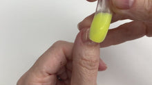 Cargar y reproducir el video en el visor de la galería, Zekaio Polygel - Yellow Glow - Brilla en la oscuridad con tono verde
